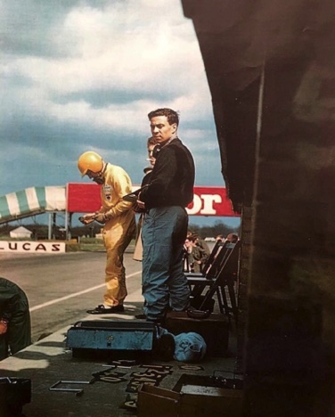 Silverstone 1961 
Jim et Trevor Taylor dans les stands pendant les essais